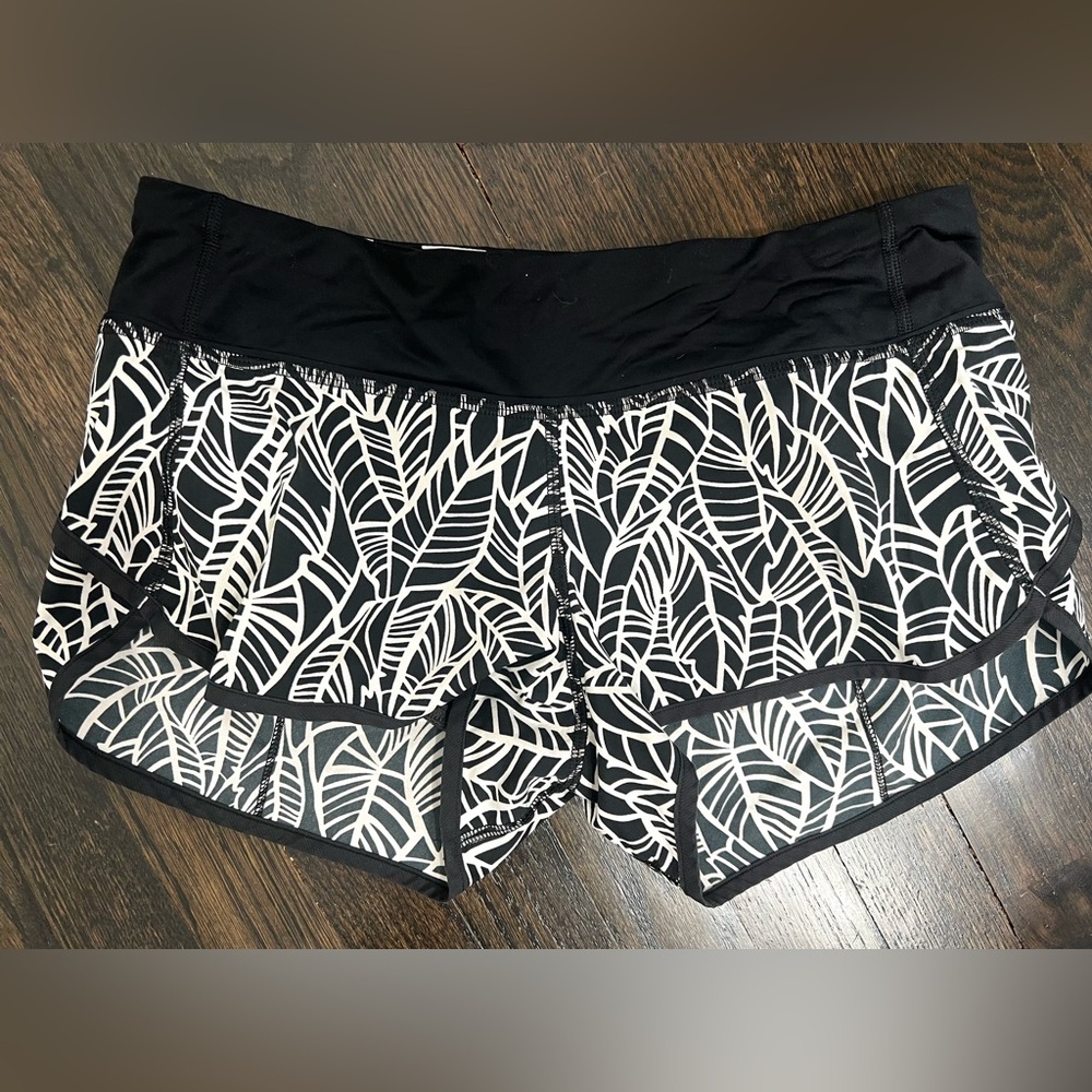 Lululemon sz 6 Black and White Leaf Print Women's Shorts
